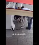 남의 가게 수조함 열고 애한테 낙지 촉감놀이 시켜줌