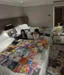 올리브영, 다이소를 쓸어담은 외국인들