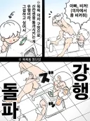 목욕의자 구멍에 장난감 넣는 걸 좋아하는 아이