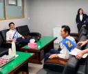 김민석 다리 올리는게 왜 논란이죠????