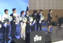 최민희의원, 한병도 당대표 직무대행에게 수고하셨다고 꽃다발 전달하네요