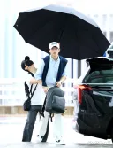 배우 정해인 거대 우산을 매니저가 씌워줘도 갑질논란 없던 이유.jpg