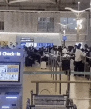 중국인 보따리상 등 ‘새치기 대란’에…인천공항 출국장 ‘방지 펜스’ 설치