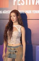 권은비 이스탄불 축제 무대의상