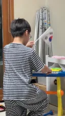 애국가 연주하면서 태극기 휘두르는 10살 소년