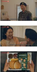 어머니께 전역 신고하는 아들