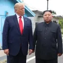 트럼프 또 김정은과 찍은 사진 올려…‘회담 러브콜’