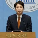 중앙).팬덤’ 갇힌 장동혁, 물러난 이준석.험난한 보수.