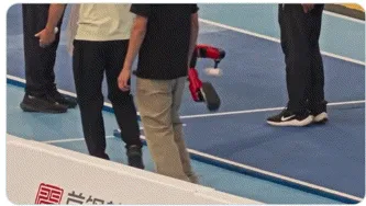 로봇 운동회에서 멀리뛰기하는 로봇