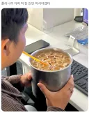 직장인 "졸리니까.. 커피 한잔만 마셔야겟다"