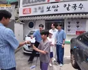 현빈보고 사진이나 찍으라는 아이들