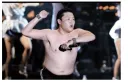 콘서트 도중 상의탈의하고 놀땐 노는 사나..