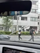 일본에서 약간 화제인 표지판 옮기는 사람