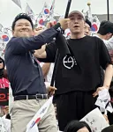 요즘 살짝 흔들리기는 하지만 전 이들을 믿습니다.
