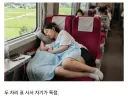 비매너다 vs 아니다 의견이 갈리는 기차 좌석 2자리 차지