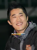 이 두사람 분위기가 아주 조금 비슷하지 않나요...?-,.-;