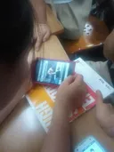 여고생들이 뭘 열심히 보는거지???