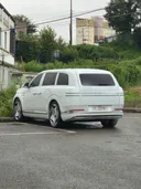 주차돼 있는 GV90 네오룬 화이트 뒷태
