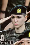 실시간 육군훈련소 수료식하는 모 연예인.jpg