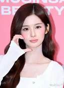 오늘자 무신사 뷰티 홍대 설윤