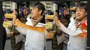 손가혁 혁명군 슬로건을 들고 있는 이 사람 누굴까요?