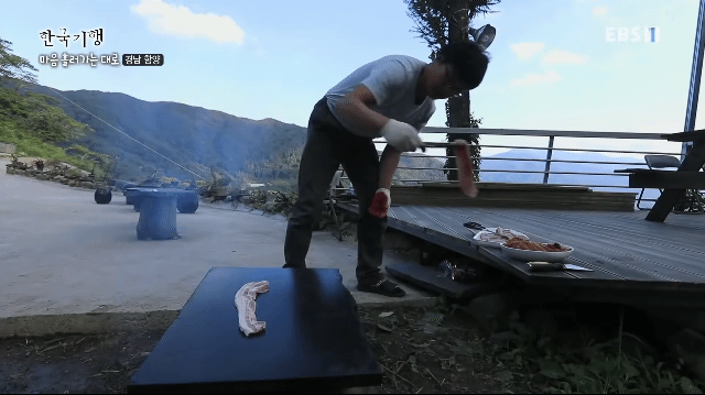 지리산에서 돌판에다 구워먹는 삼겹살 + 김치 먹방.GIF