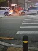신고를 당한건가 경찰도 살려고 줄선건가