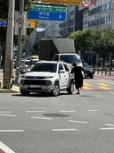 셀프 주유중