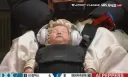 배구 경기장에서 노캔 헤드폰 끼고 수면중인 아기 관객