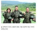 군대간 아들과 사진찍는 부모님