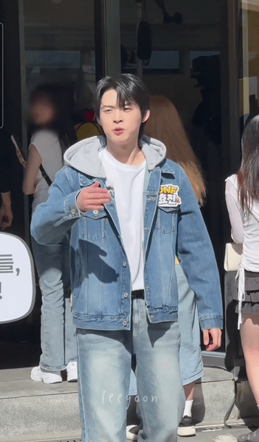 팬들 기다리는데 할 수 있는 거 다 해주는 남돌.JPG