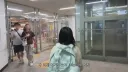 동생들에게 떡볶이 사주려 직접 사러간 시각장애인