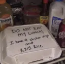 공용 냉장고에서 점심 뺏기기 싫어서 적어놓은 문구