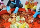김치 담그다가 실수로 장난감이 안에 들어가면?