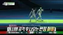 펜싱 선수들은 경기에서 서로 이겼다고 손을 들던데