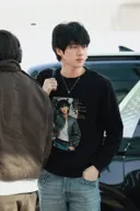 공항에 정국 얼굴들어간 티셔츠 입고 온 방탄소년단 진