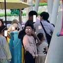 중국 남자 어린이가 롯데월드 대기줄에서 소변