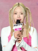 피프티피프티) 진짜 뭔 생각으로 코디한걸까