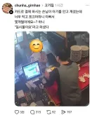 카드 결제를 하던 중 아기가 너무 예뻐서 물어봄.jpg