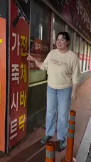 한국어 간판 읽는 외국인 아내