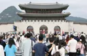 경복궁에 담배 뻑뻑, 구멍 숭숭...보수비만 1억