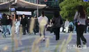 겉옷 걸치고 출근하는 시민들