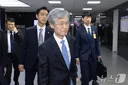 조희대, '건강문제'로 국감장 이석…