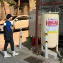 남성이 LPG통 옆에서 흡연