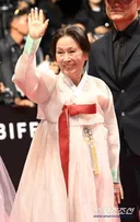 김혜자, 레드카펫서 연신 기침에 부축까지…85세 국민배우 모습에 '걱정'