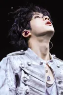 드물게 민소매, 안경 착용한 오늘자 방탄소년단 진.jpg