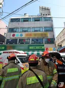 천장 무너진 건물 내부 사진