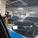 아주머니가 주차 막고 차를 손으로 쳤습니다.