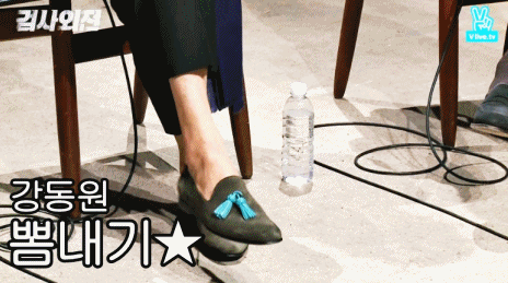 남자배우들 발목 클로즈업 당했을때 다양한 반응.gif