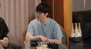 형님들 앞에서 울지도 않고 노래 부르는 남돌.jpg